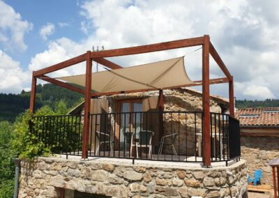 Un p'tit coin d'Ardèche, gîte écologique pour 4 personnes : la terrasse