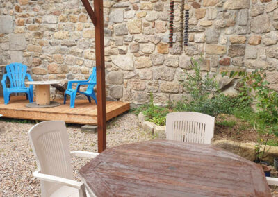 Un p'tit coin d'Ardèche, gîte écologique pour 4 personnes : la cour extérieure