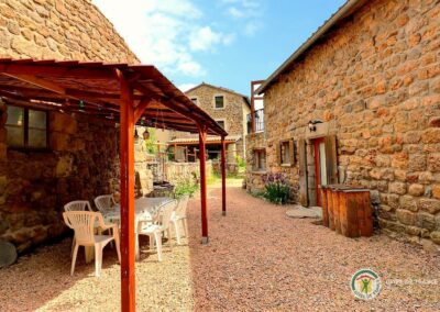 Gîte Un p'tit coin d'Ardèche - cour extérieure
