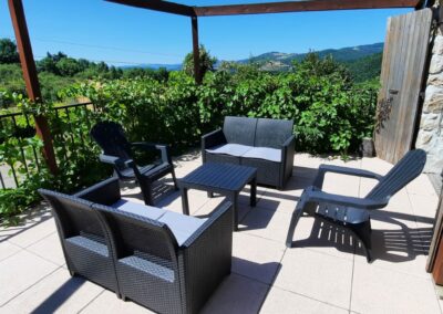 Gîte Un p'tit coin d'Ardèche - salon de jardin terrase