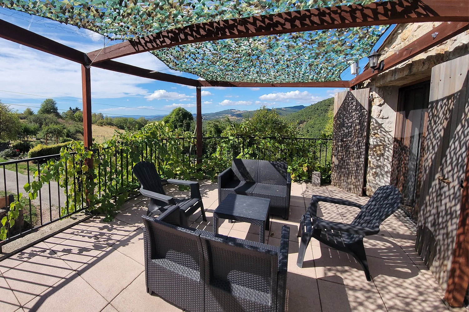 Terrasse-gîte-un-ptit-coin-d'Ardèche huile massage option love pack gîte Ardèche