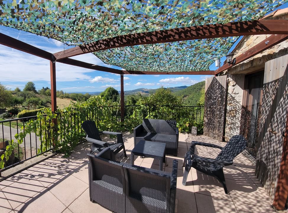 Vue de la terrasse de la chambre avec ombrage. Pour l'été indien ? Pour voir…